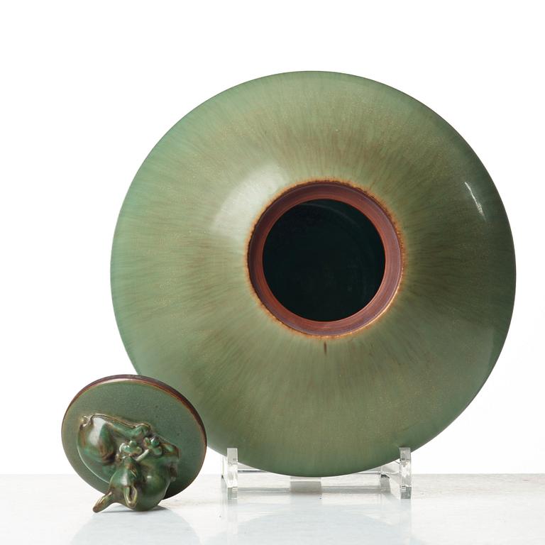 Gunnar Nylund, a stoneware jar with cover, Rörstrand, Sweden 1940's.
