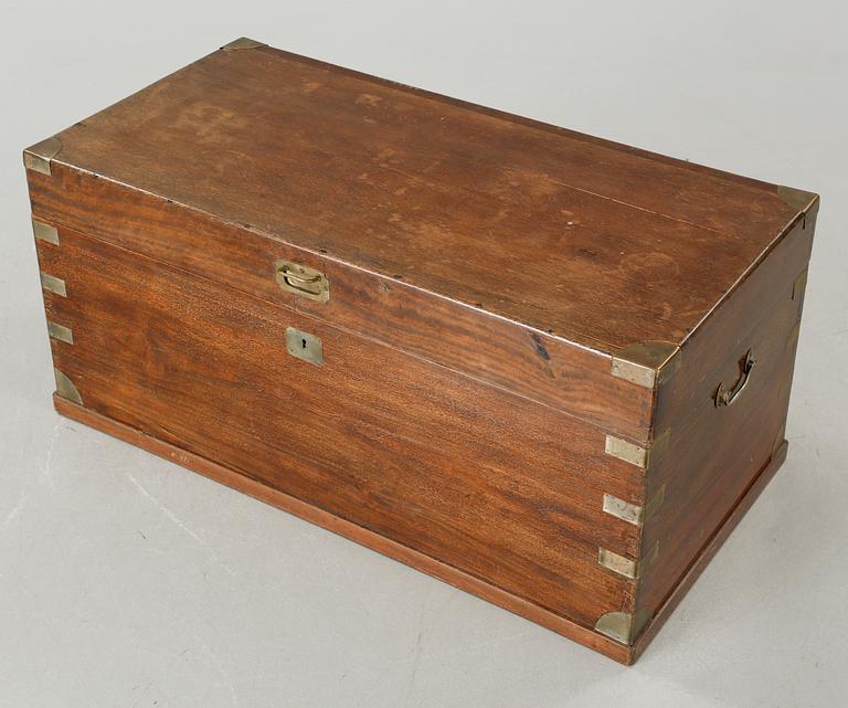 KOFFERT / KISTA, engelsk stil, omkring sekelskiftet 1900.
