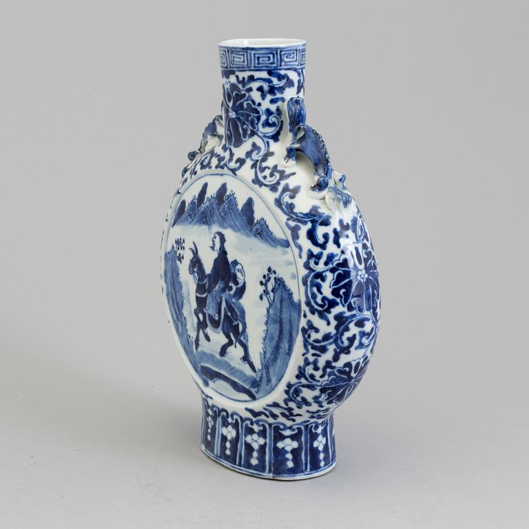 A blue and white porcelain moon flask, Qing dynasty, late 19th century.