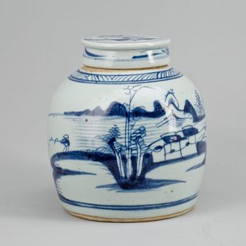 BOJAN / INGEFÄRSKRUS samt FLASKOR, 2 st, porslin, Kina 1800/1900-tal.