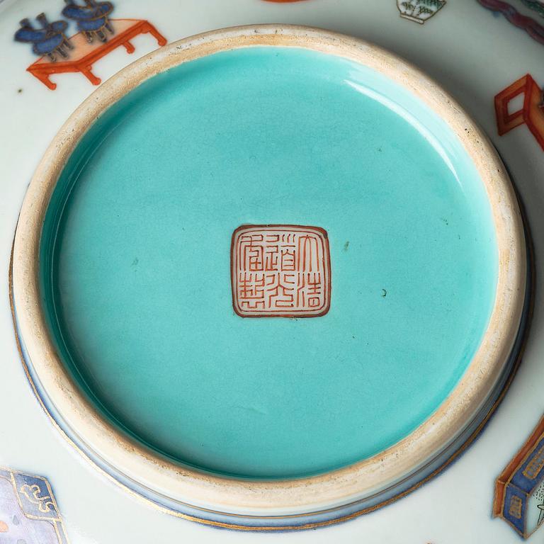 A Chinese bowl, Qing dynasty with Daoguang mark and of the period (1821-50).