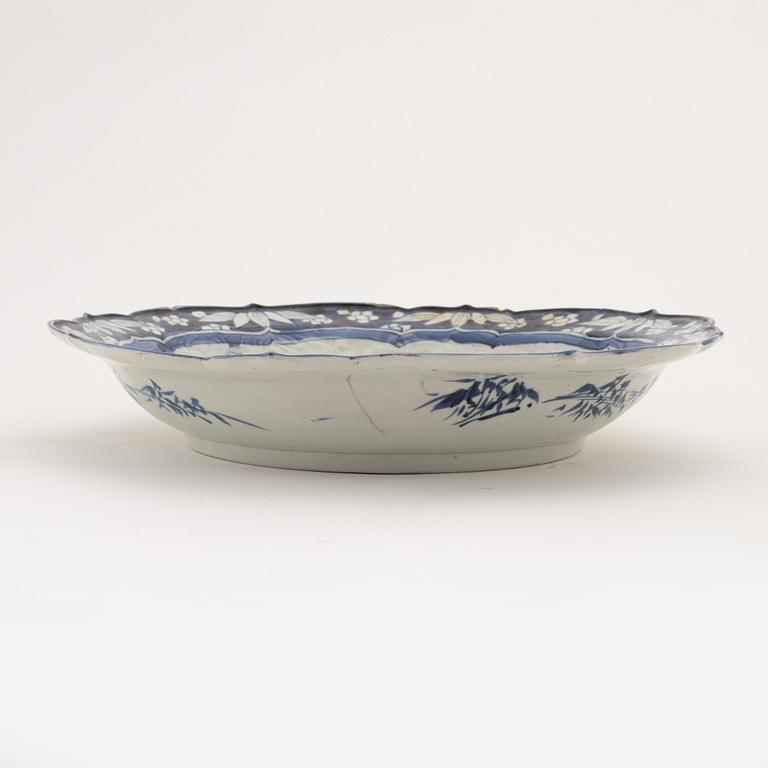 Fat, porslin. Japan, 1700-tal.