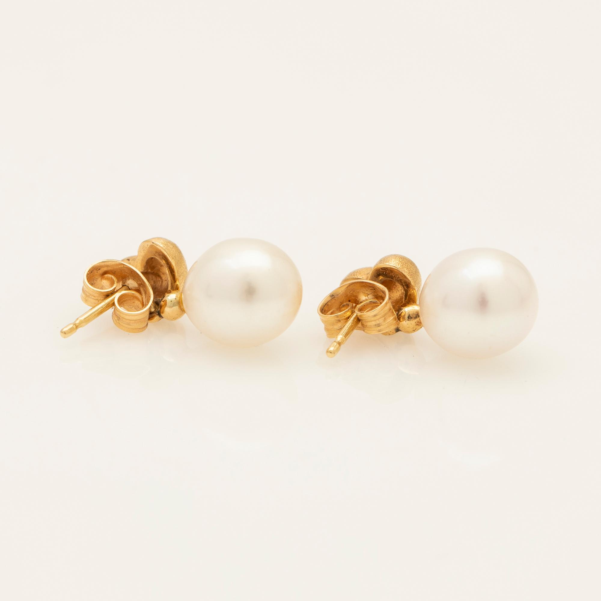 Ole Lynggaard, earrings, a pair, 18K gold with pearl and diamond.