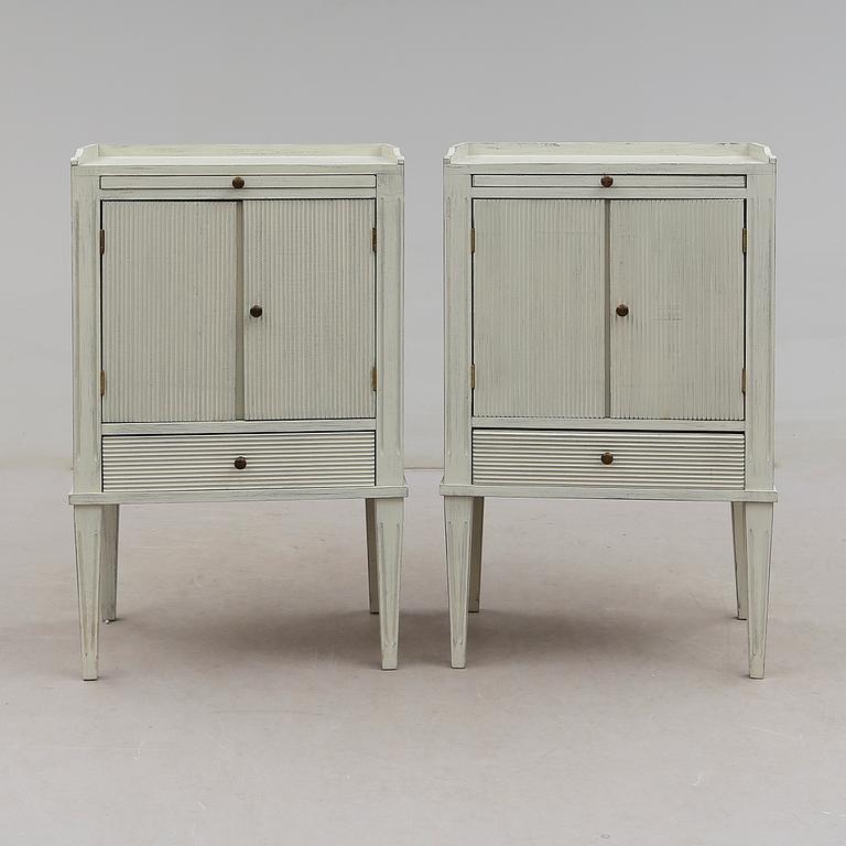 SÄNGBORD, 1 par, gustaviansk stil, 1900-talets andra hälft.