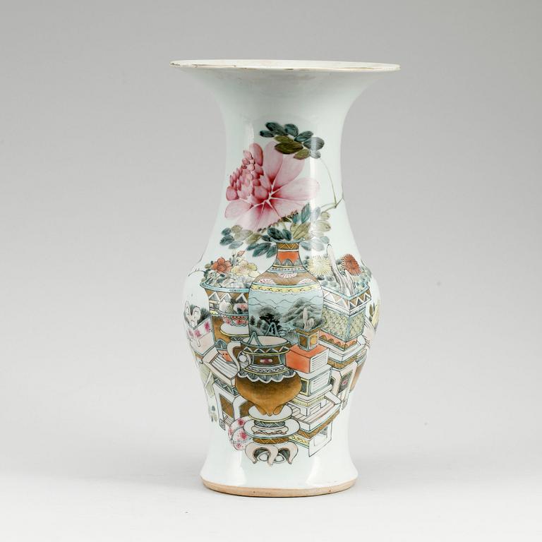 VAS, porslin, Kina, 1900-tal.