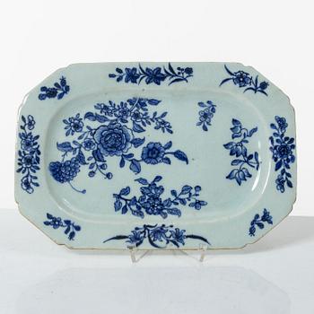 A set of fourteen Chinese porcelain pieces, Qing dynasty, 18th-19th Century.