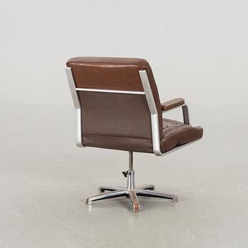 AN ERIC SIGFRID PERSSON SWIVEL CHAIR.
