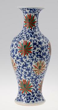 VAS, porslin, Kina 1800/1900-tal.