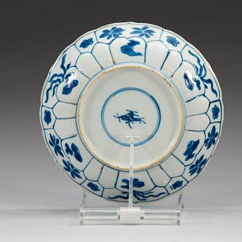 SKÅLFAT, tre stycken, porslin. Qing dynasty, Kangxi (1662-1722).