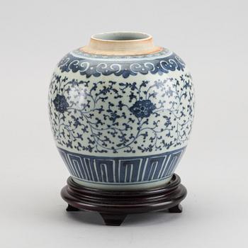 A porcelain jar from the 19th century China.