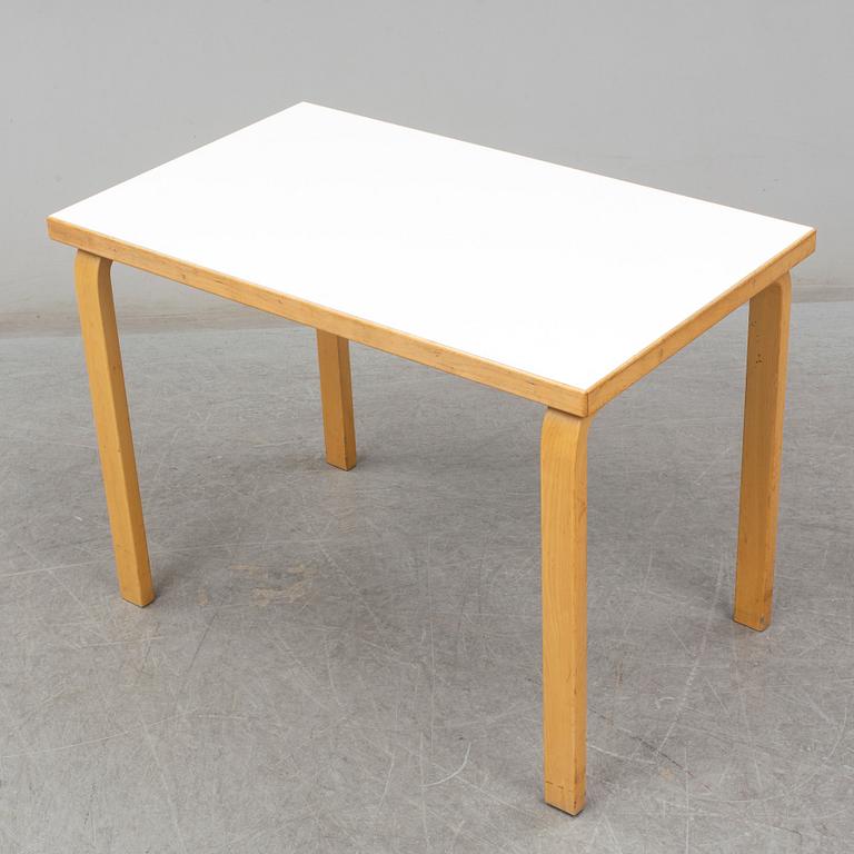 ALVAR AALTO, a table with four model 69 chairs, Artek.