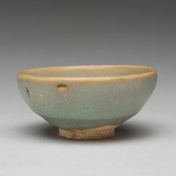 A 'Jun-glazed' bowl, Song/Yuan dynasty.