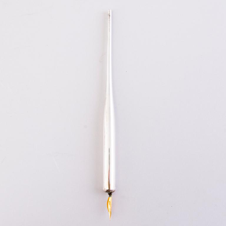 A silver ink stand and a silver pen, Kultakeskus, Hämeenlinna 1936 and Suomen Kultaseppä oy, Turku 1923.