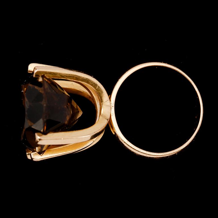 RING, 18 k guld, med röktopas, LÅA 1964.