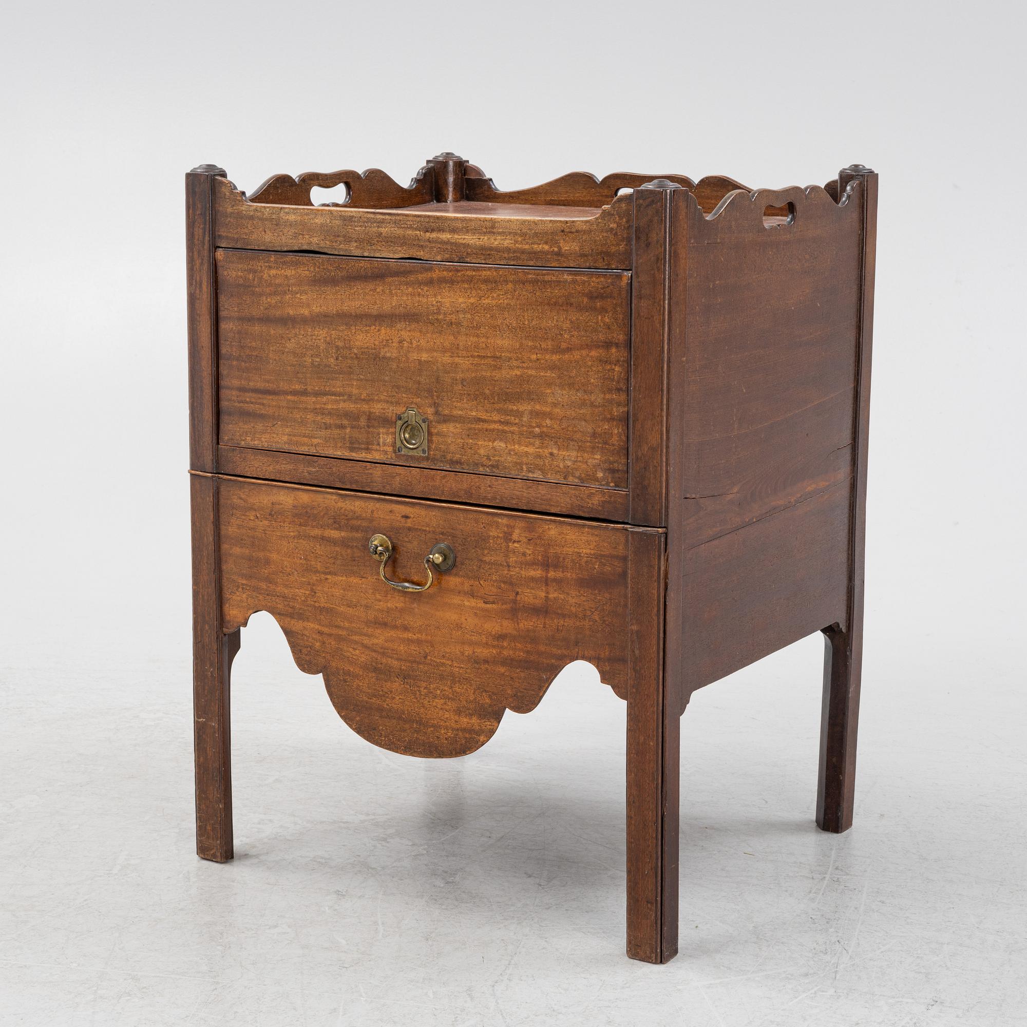 A mahogany bedside table, England, around 1900.