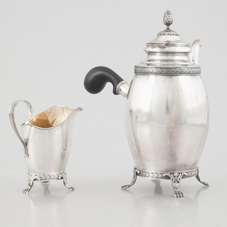 Firma Carl Fredrik Carlman, kaffekanna samt gräddkanna, silver, Stockholm, 1915. Sengustaviansk stil.