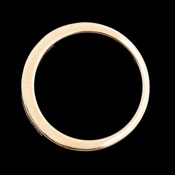 RING, 9 k guld, med 5 röda stenar och 4 briljantslipade diamanter. Total vikt ca 3 gram.