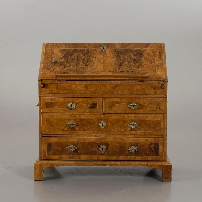 A 18TH CENTURY CHEST OF DRAWERS.