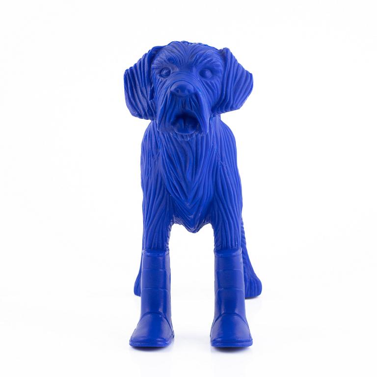 William Sweetlove,  "Cloned Schnauzer with water bottle". (Blue).