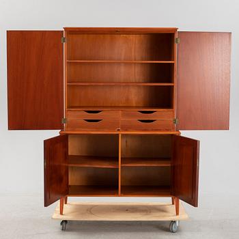 A mahogany veneered cabinet, Ferdinand Lundquist, Gothenburg, mid 20th Century.