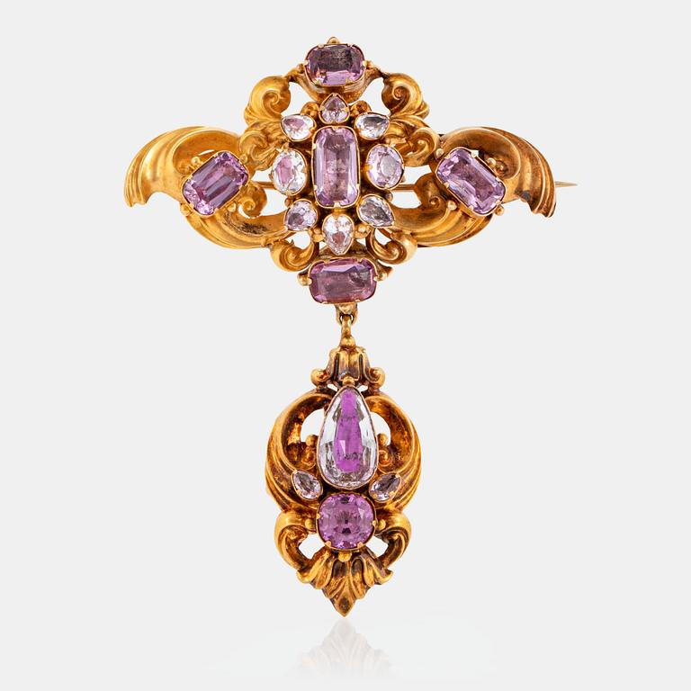 Brosch 14K guld med rosa topaser, några folierade. Med hårgömma, 1800-tal.