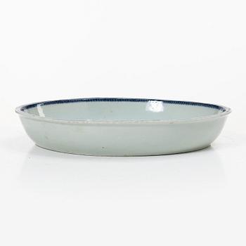 A blue and white export porcelain dish, China, Qianlong (1736-95).