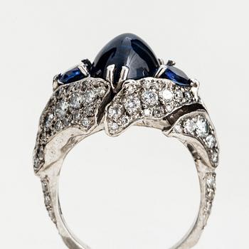 RING, 18K white gold with sapphires approx 6.60 cts + diamonds 1.45 cts.