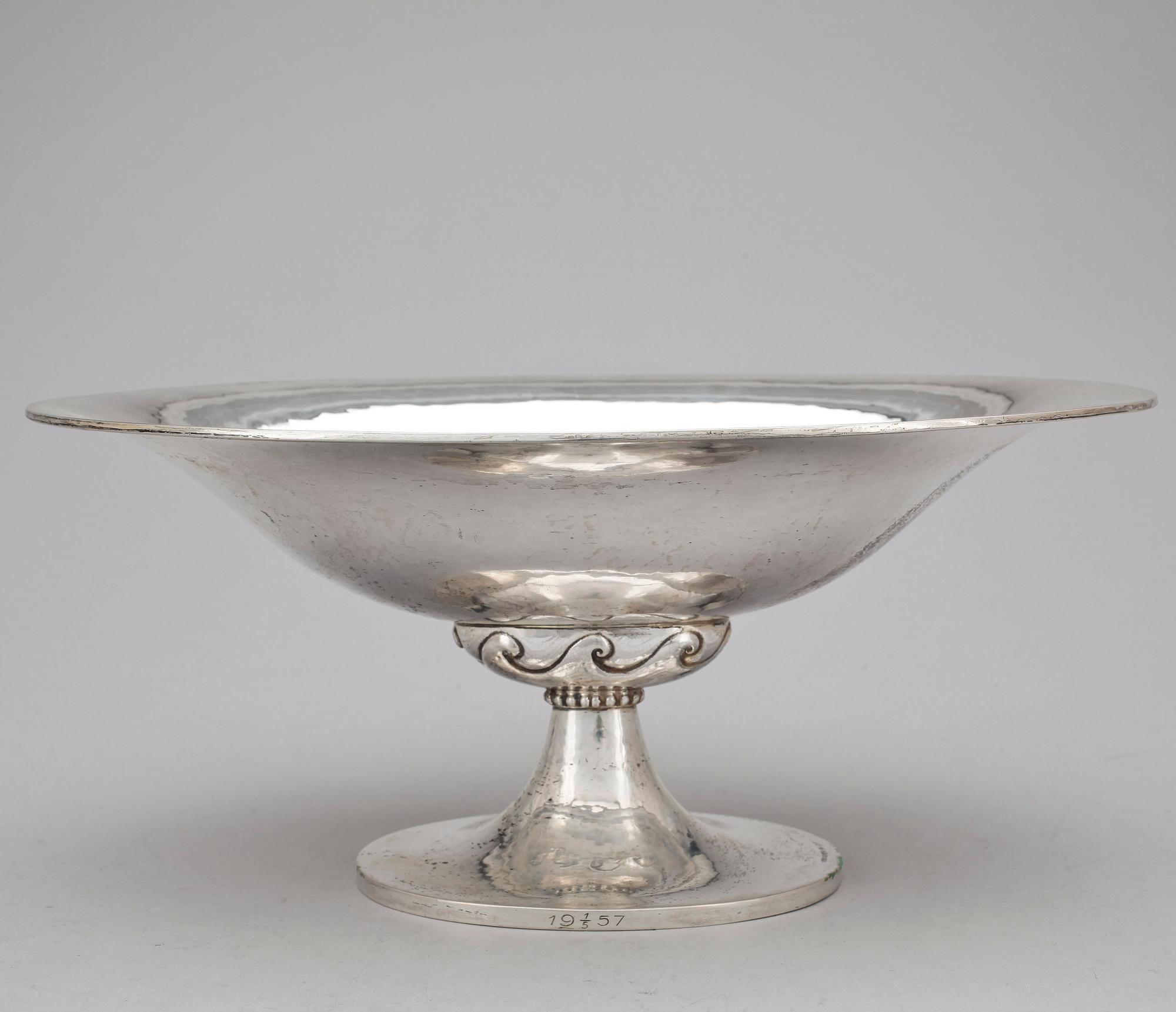 SKÅL PÅ FOT, silver, Bh Edlund, Stockholm, 1925. Vikt ca 478g.