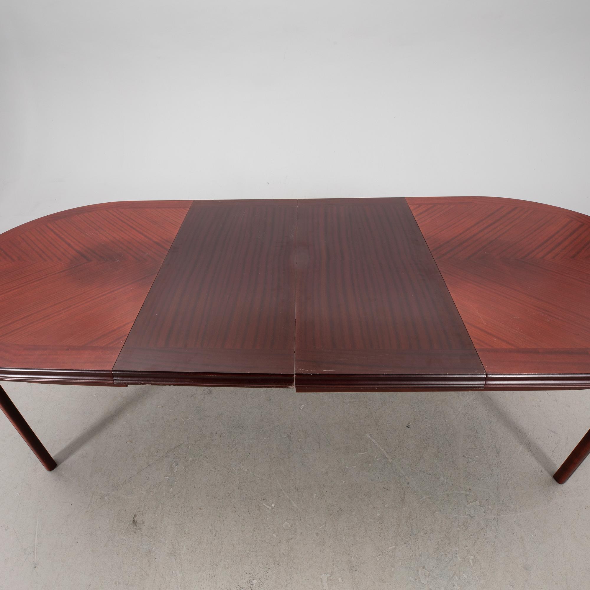 A 1970/80s mahogany dining table.