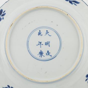 A pair of blue and white plates, Kangxi (1662-1722).