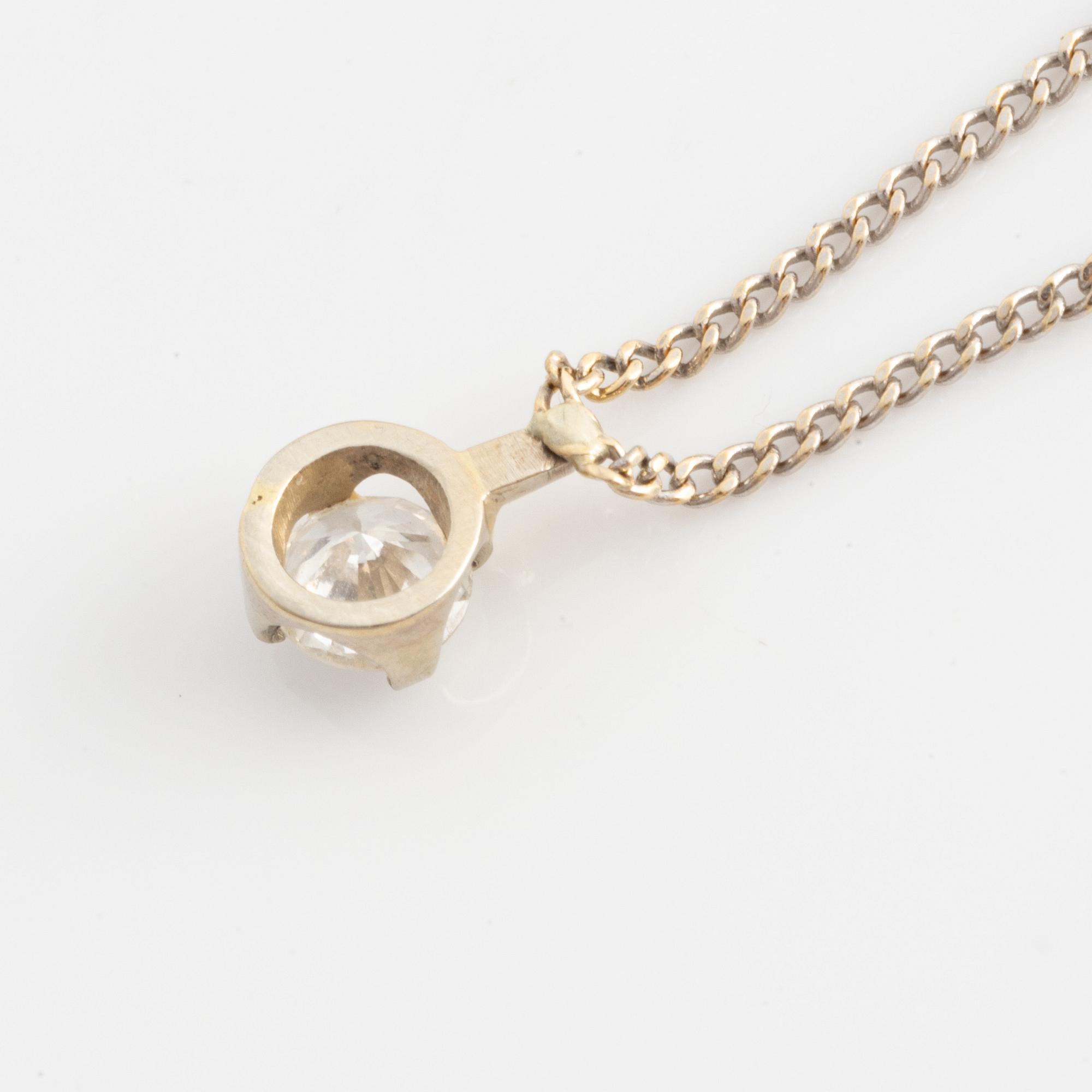 Örhängen samt hängsmycke med briljantslipade diamanter.