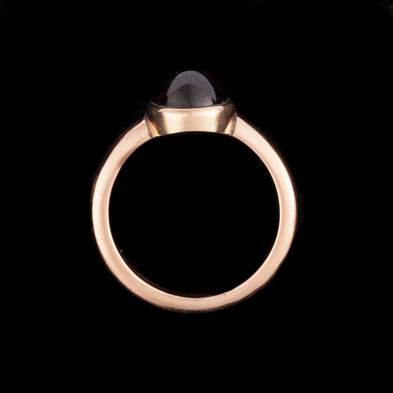 RING, 14K guld, cabochonslipad granat. Vikt ca 5,3 g.