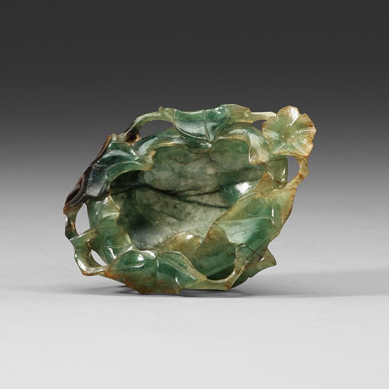 A carved nephrite brush washer, late Qing dynasty (1644-1912).