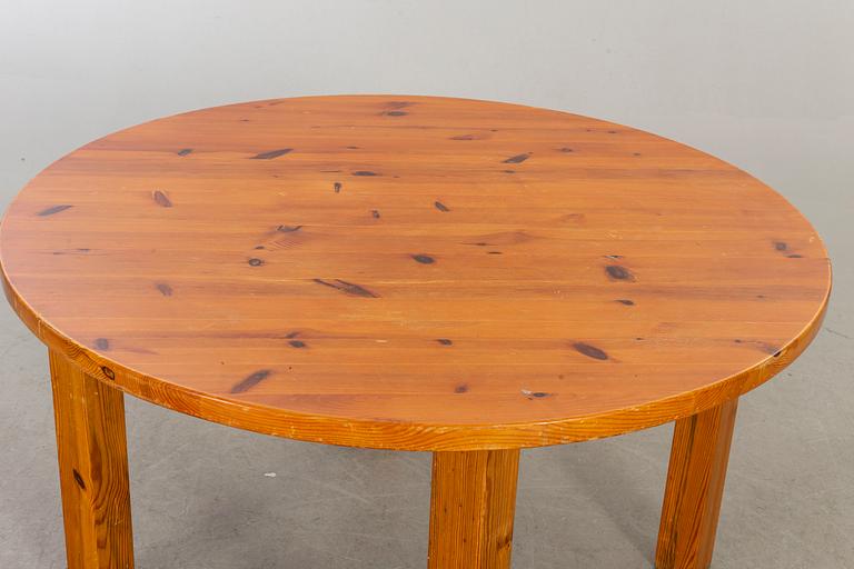 A 1970:s pine dining table.