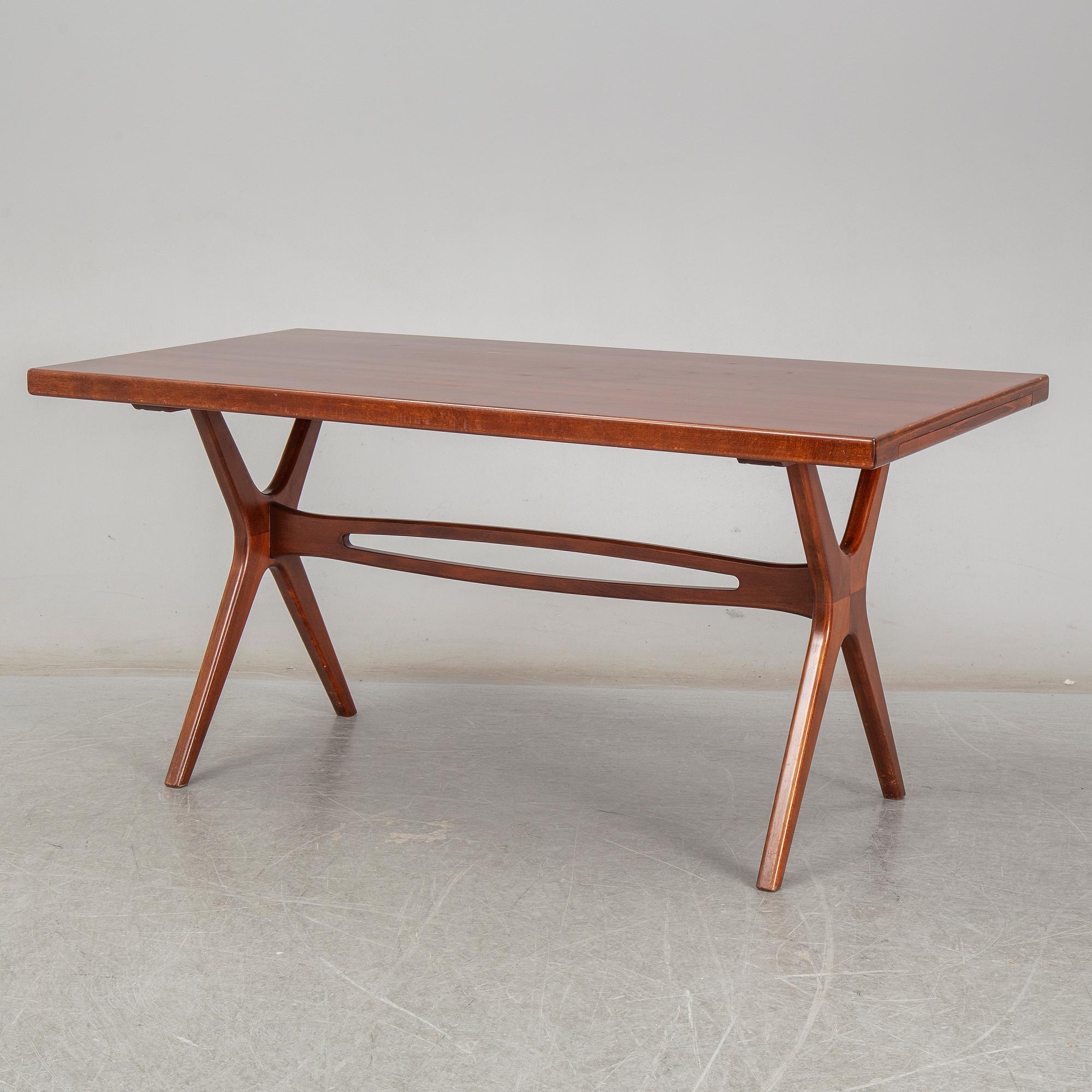 A mid 20th Century dinner table.