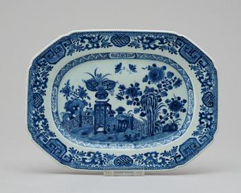 620. A blue and white serving dish, Qing dynasty, Qianlong (1736-95).