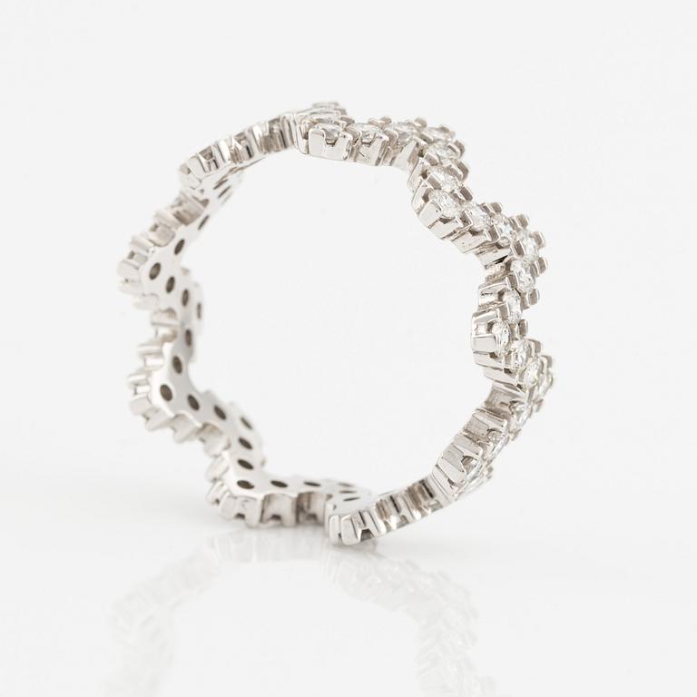 Ring, vitguld, v-formad med briljantslipade diamanter.