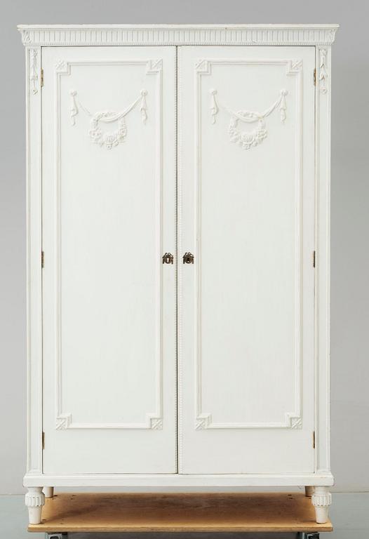 SKÅP. Gustaviansk stil. 1900-talets första hälft.