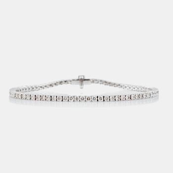 1269. ARMBAND med briljantslipade diamanter, cirka 4.00 ct totalt.