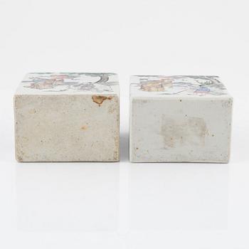 Tedosor, ett par, porslin, Kina, sen Qingdynasti, omkring år 1900.