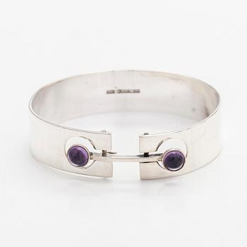 Holger Lindström, armring, cabochonslipade ametister, silver, Helsingfors 1963.