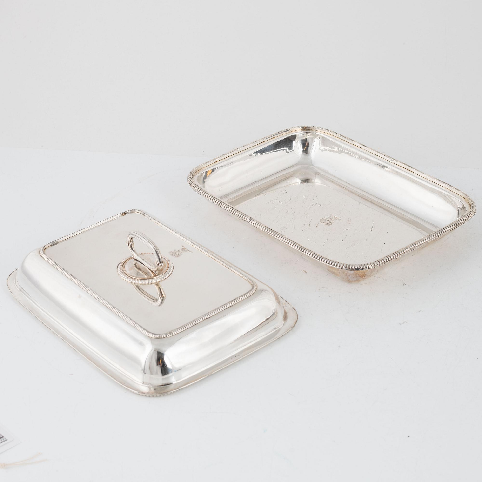 A pair of silver plated serving dishes with covers, first half of the 20th Century.