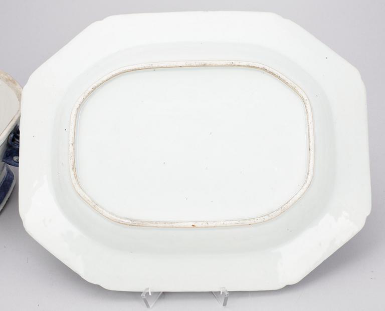 TERRIN MED LOCK OCH FAT, porslin, Jiaqing, Kina tidigt 1800-tal.