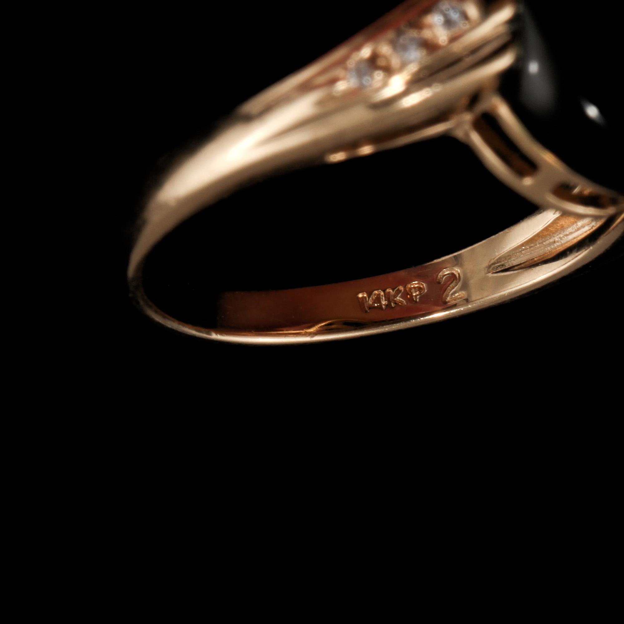 RING, 14k guld med odlad pärla, 6 briljantslipade diamanter samt onyx. Vikt 4 g.
