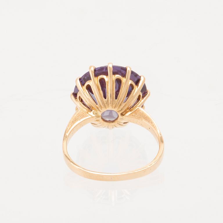Ring 18K guld med en rund fasetterad färgväxlande syntetisk lila safir, Heribert Engelbert Stockholm.