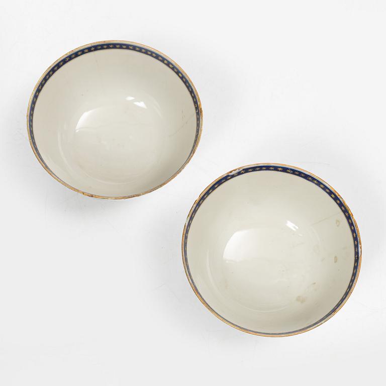 Parti, porslin samt fat i emalj på koppar, nio delar. Qingdynastin, 1700-tal.