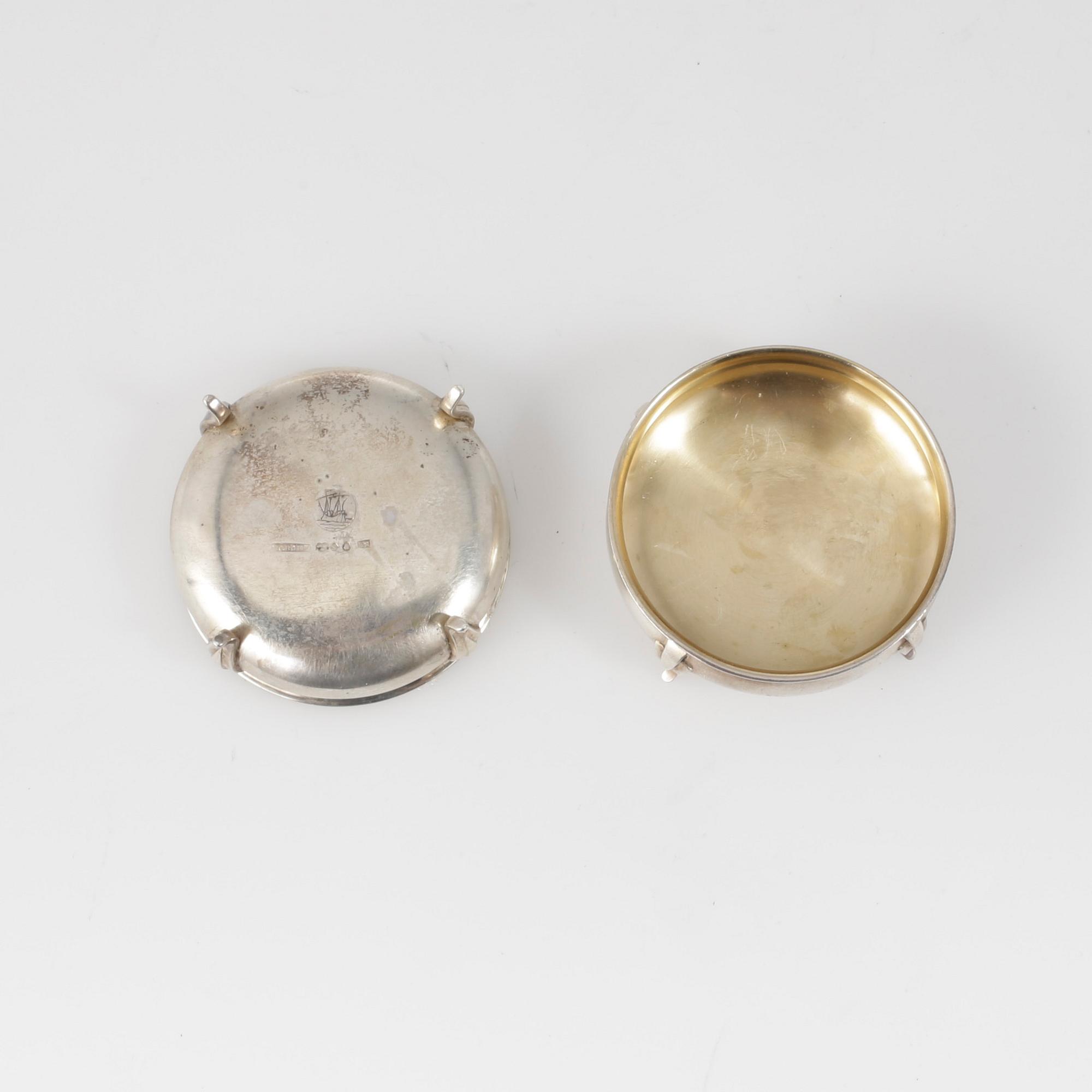 SALTKAR, ett par, Borgila, Stockholm 1927 respektive 1935. Vikt ca 63 gram.