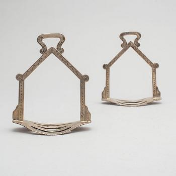 A PAIR OF 20TH CENTURY WHITE METAL STIRRUPS.