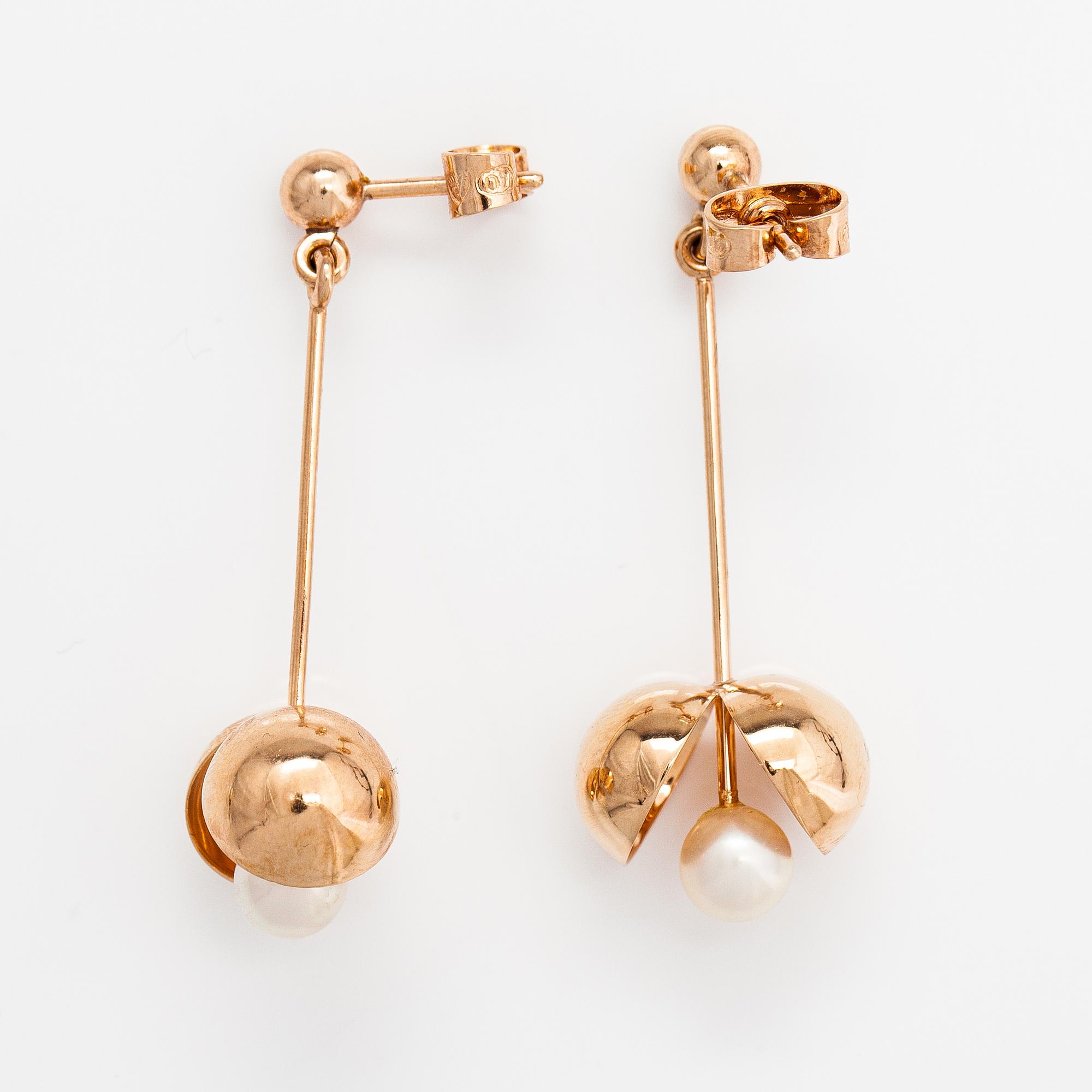 Olli Auvinen, örhängen, 14K guld, odlade pärlor. Westerback, Helsingfors 1957.