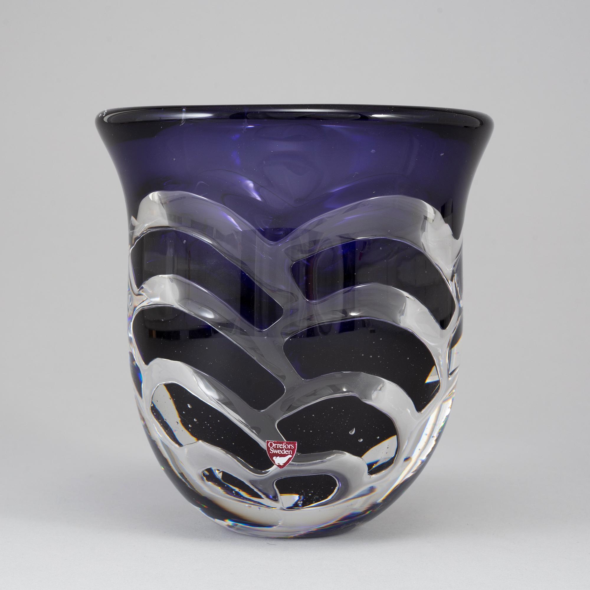 LARS HELLSTEN, an "ariel" glass vase, Orrefors 1986.